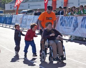 Manuel Espinosa entrando en la meta de su primer maratón