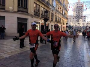 En plena carrera, Manuel Espinosa y un amigo