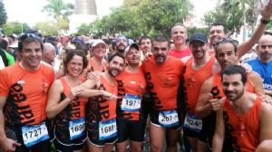 Manuel Espinosa con compañeros de su club, "La marea naranja" 