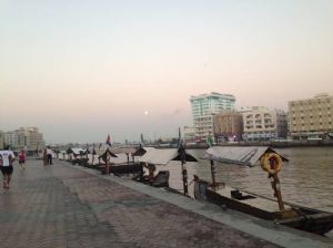La ribera del creek (el río) de Dubai es uno de los lugares habituales para correr