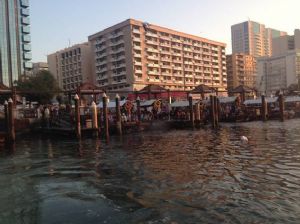 Para cruzar el Dubai Creek, los corredores montan en unas barcas tradicionales (abras)