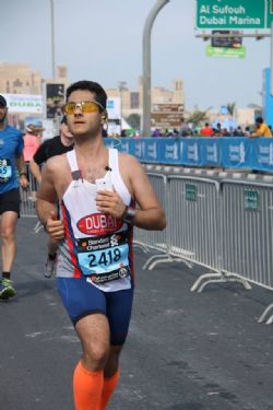 Nacho Villalba,llegando a la meta de la Maratón de Dubai 