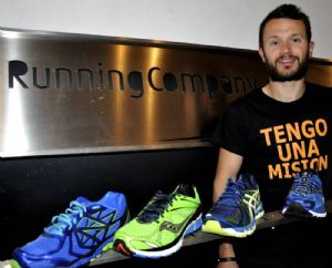 El autor del artículo, Pablo Martín, junto a las zapatillas analizadas