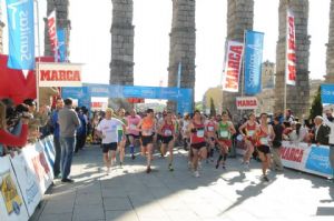 Un momento de la carrera del circuito Sanitas Marca Running Series de Segovia de 2013
