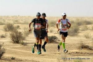 Los tres primeros clasificados de los 100 Km del Sahara en plena carrera