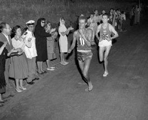 Abebe Bikila ganó el Maratón olímpico de Roma descalzo en 1960 Abebe Bikila ganó el Maratón olímpico de Roma descalzo en 1960