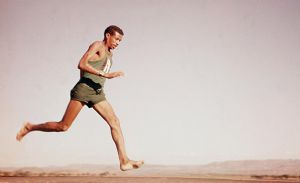 Bikila volvió a ganar el maratón olímpico en Tokio en 1964 y fue un héroe en su país Bikila volvió a ganar el maratón olímpico en Tokio en 1964 y fue un héroe en su país