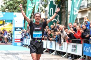 Martín Fiz, tras entrar en meta en segunda posición en el Maratón de Vitoria 2014 Martín Fiz, tras entrar en meta en segunda posición en el Maratón de Vitoria 2014