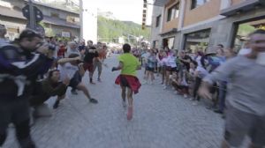 Kilian Jornet, llegando a Cervinia tras su récord de ascensión y descenso al Cervino