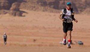 Chema Martínez, durante la Sahara Race en Jordania en febrero de 2014 (Foto: Racing The Planet)