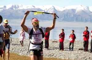 El ganador de la Gobi March 2013 a su llegada a meta (Foto: Racing The Planet)