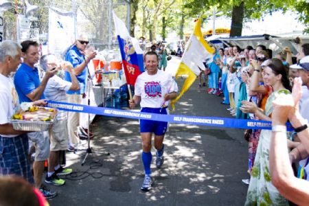 El ganador de la Self-Trascendence Race en 2013, concluyendo su carrera