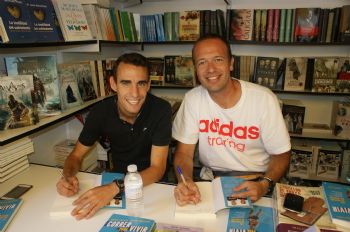 Javier Serrano y Victor García, firmando en la Feria del Libro