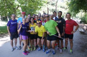 Javier Serrano y Victor García, en un entrenamiento con corredores en el Parque de El Retiro de Madrid