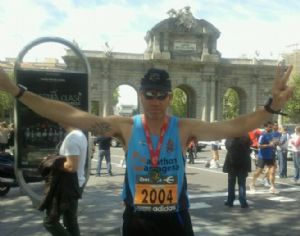 Espíritu González posando junto a la Puerta de Alcalá en la Maratón de Madrid