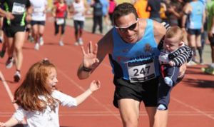 Espíritu González, entrando en meta con sus hijos (Foto: CorreBirras) 