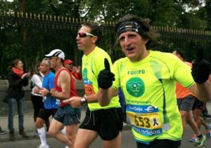 Espíritu González, junto a Luis Blanco, en la Maratón de Madrid (Foto: Eva María Tomé)