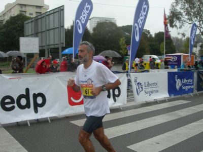El autor del artículo, José Manuel Torralba, llegando a la meta de la Maratón de Oporto El autor del artículo, José Manuel Torralba, llegando a la meta de la Maratón de Oporto