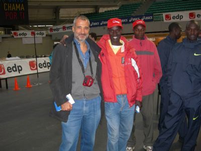 El autor del artículo, José Manuel Torralba, con el keniata James Moiben El autor del artículo, José Manuel Torralba, con el keniata James Moiben