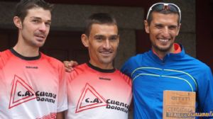 Pablo Villalobos (derecha) en el podium de la Cercedilla Trail Race, donde acabó tecero