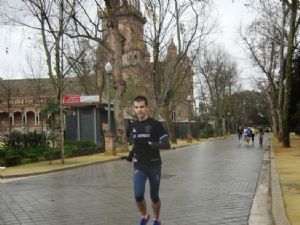 El autor del articulo, Juan Manuel Sánchez Molina, corriendo por uno de los parques de Sevilla