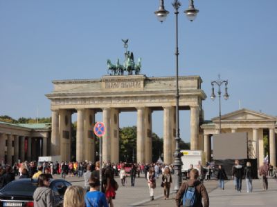 Puerta de Brandenburgo, por donde pasa el Maratón a pocos metros de la meta