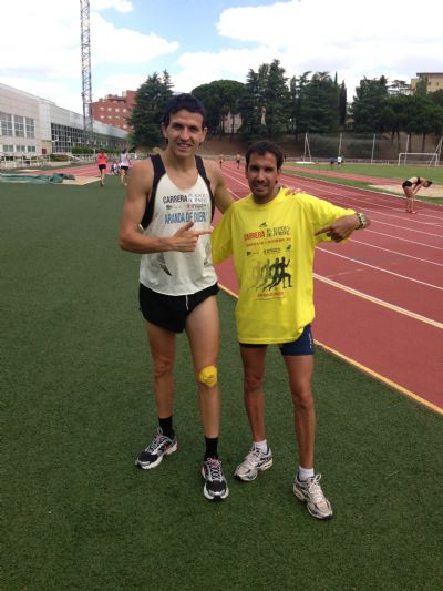 Juan Carlos Higuero, organizador de la carrera, con Juan Carlos de la Ossa, liebre de 40 minutos en la prueba