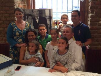 Pablo Sánchez Carmenado, junto a su familia