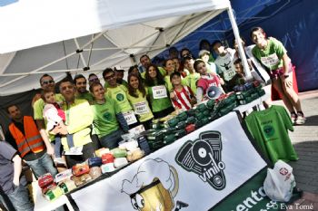 Pablo, junto a miembros de los Drinking Runners en un acto de KmsXalimentos