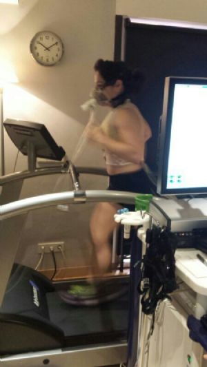 Los corredores hacen la prueba de esfuerzo sobre un tapiz rodante o cinta 