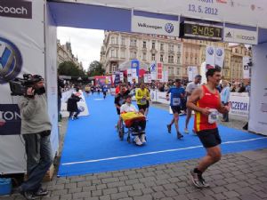 Cruzando la meta del Maratón de Praga en 2012
