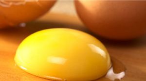 La yema de huevo también contiene altos niveles de hierro