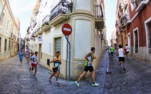 La carrera Sanitas Marca Running Series de Alicante pasa por el casco antiguo de la ciudad