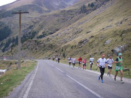 Participantes en la carrera en Transfagarasan, Rumanía