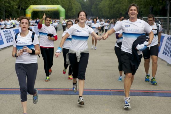 Corredores llegando a meta en la última Carrera Solidaria BBVA