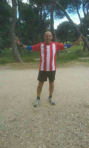 Juan Carlos García, corriendo en la Casa de Campo con su camiseta del Atlético de Madrid