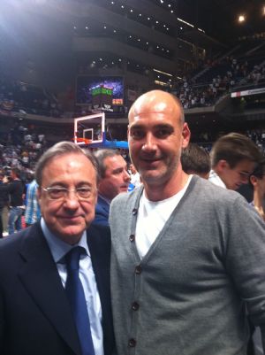Javier Ullé, forofo del Real Madrid, con el presidente de la entidad