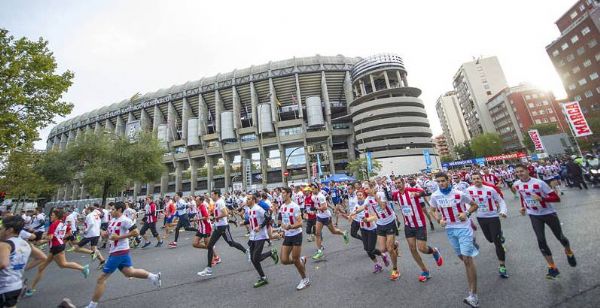 Imagen de la salida del Derbi de la Aficiones junto al Bernabeu en 2013