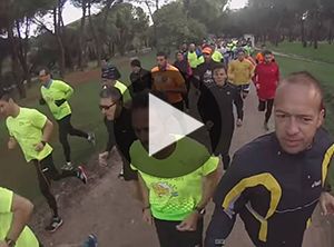 Javier Serrano, en plena grabación del vídeo en la quedada de #KmsXalimentos