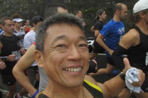Shinichi Sasaki corre con su cámara en la mano y su sonrisa en la cara