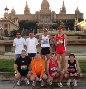 Manuel Trujillo, Atenas, de pie, pantalón negro y camiseta blanca, antes de un maratón de Barcelona