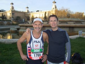 Manuel Trujillo, Atenas, de blanco, junto a un amigo antes del Maratón de Barcelona