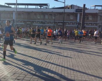 Corredores recortando por la acera