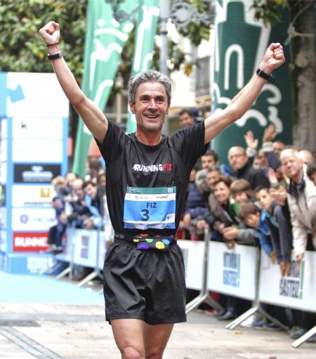 Martín Fiz, entrando en meta en la Maratón de Vitoria en la edición de 2014