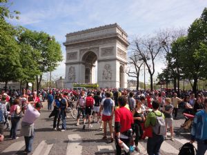 Corredores del Maratón de París, junto al Arco del Triunfo