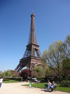 Otro de los lugares por los que pasa la Maratón de París es junto a la torre Eiffel