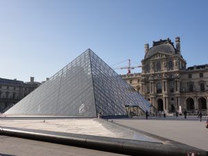 Exterior del Museo del Louvre, en París