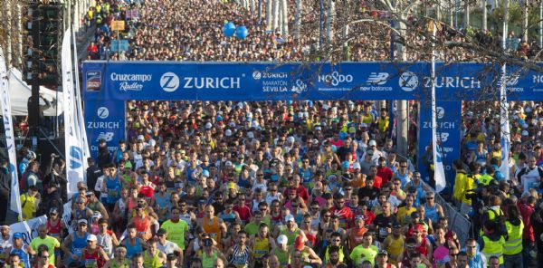 Los primeros corredores en la salida de la Maratón de Sevilla 2015