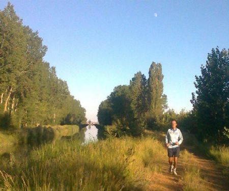 El autor del artículo, Juan Carlos García, corriendo el Canal de Castilla El autor del artículo, Juan Carlos García, corriendo el Canal de Castilla