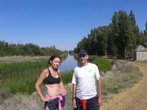 Los autores del artículo, Juan Carlos García y Carme Thovar, en el Canal de Castilla Los autores del artículo, Juan Carlos García y Carme Thovar, en el Canal de Castilla